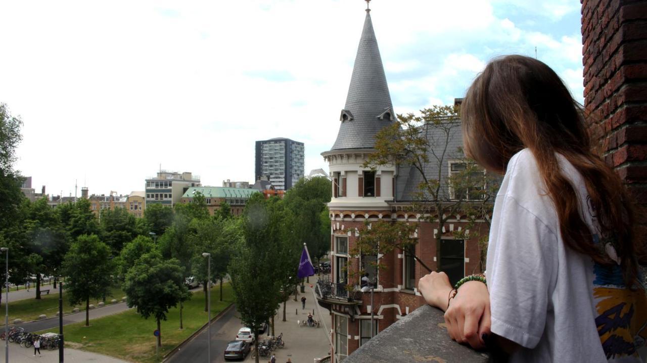 Luxe kamer met een balkon en een gedeelde badkamer